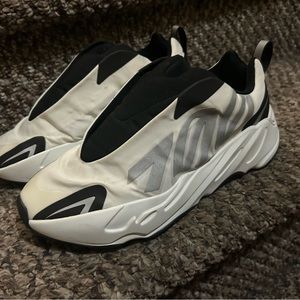 YEEZYS WORN ONCE SIZE 7.